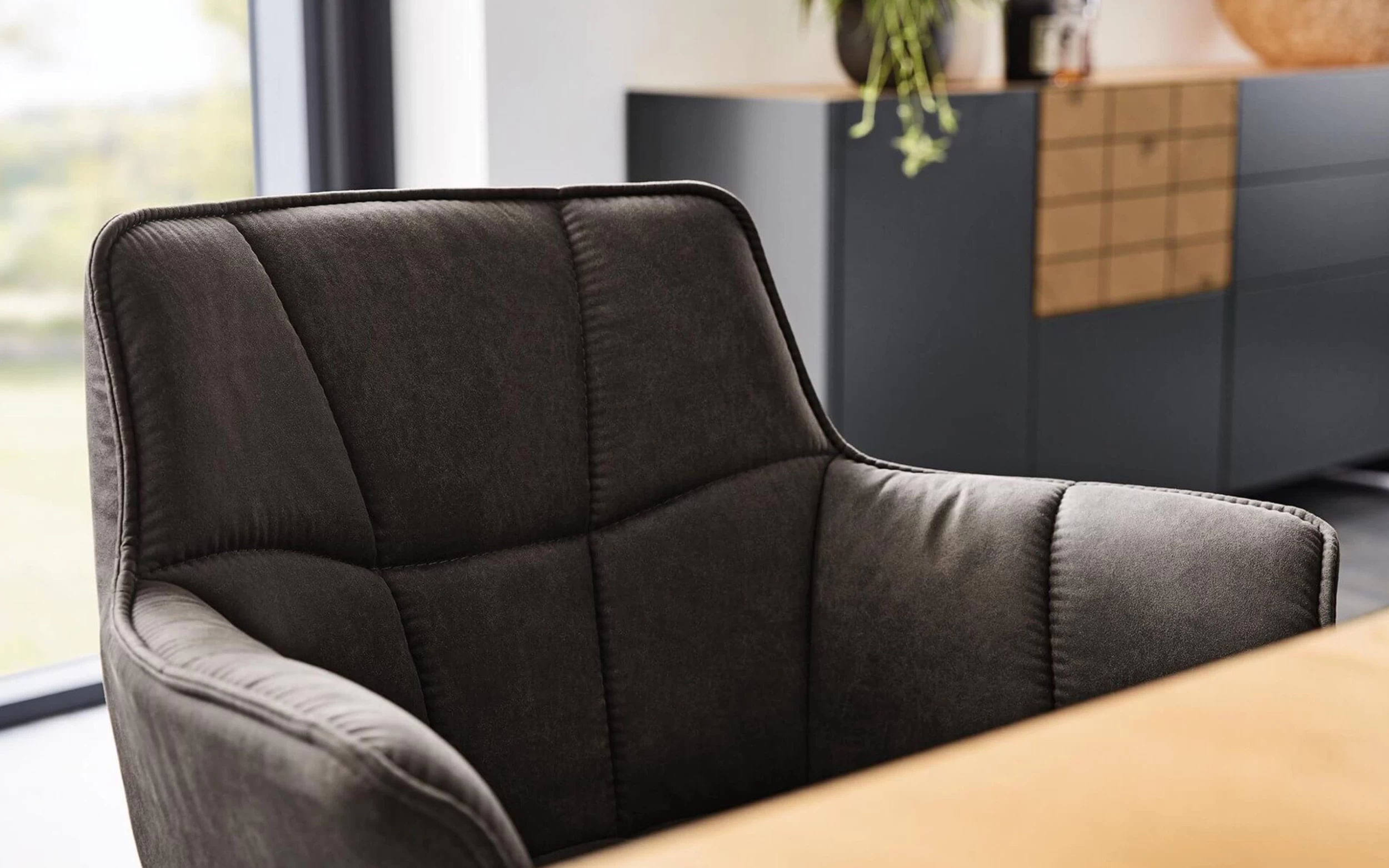 Designsessel Tamina In Mocca, Mit Stativ-Gestell Aus Massiver Wildeiche 2 Designsessel Tamina In Mocca, Mit Stativ-Gestell Aus Massiver Wildeiche – Bild 2