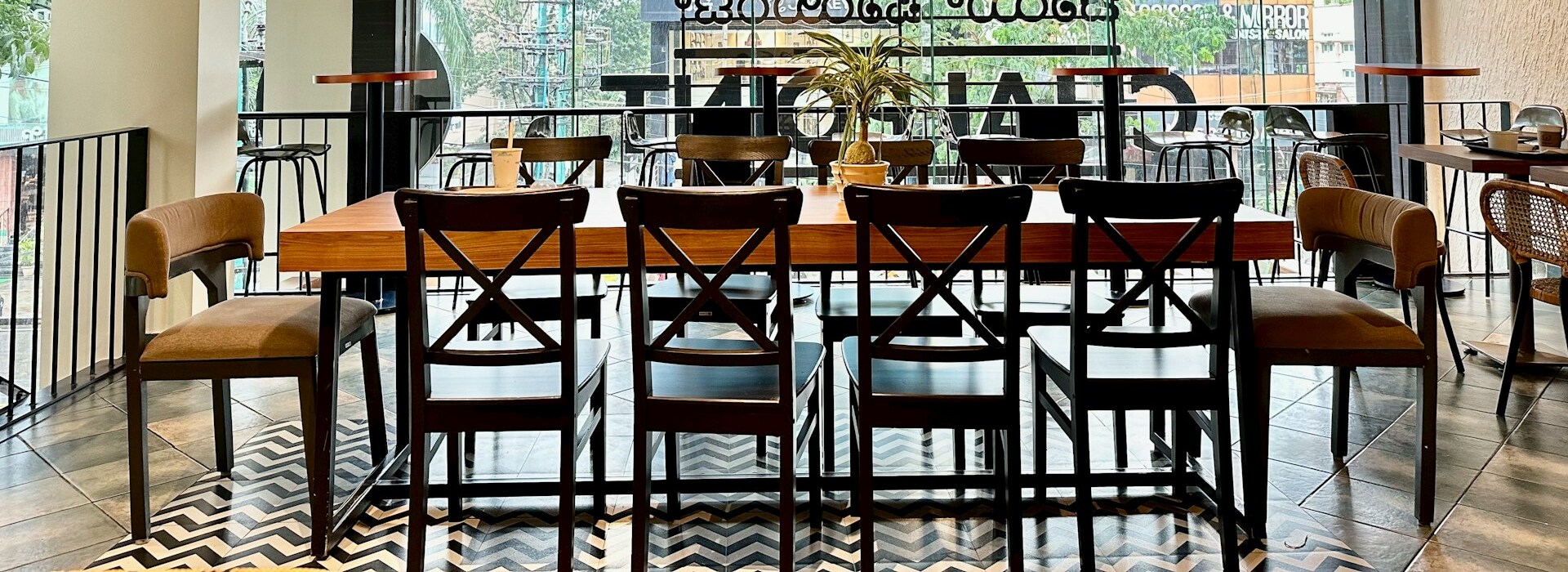 Titelseite -Boutique-Restaurantmöbelgeschäft paul alex fXoUgvYHaF4 unsplash 1